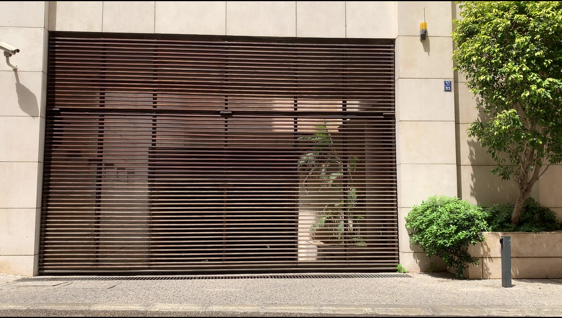 Louvers cladding